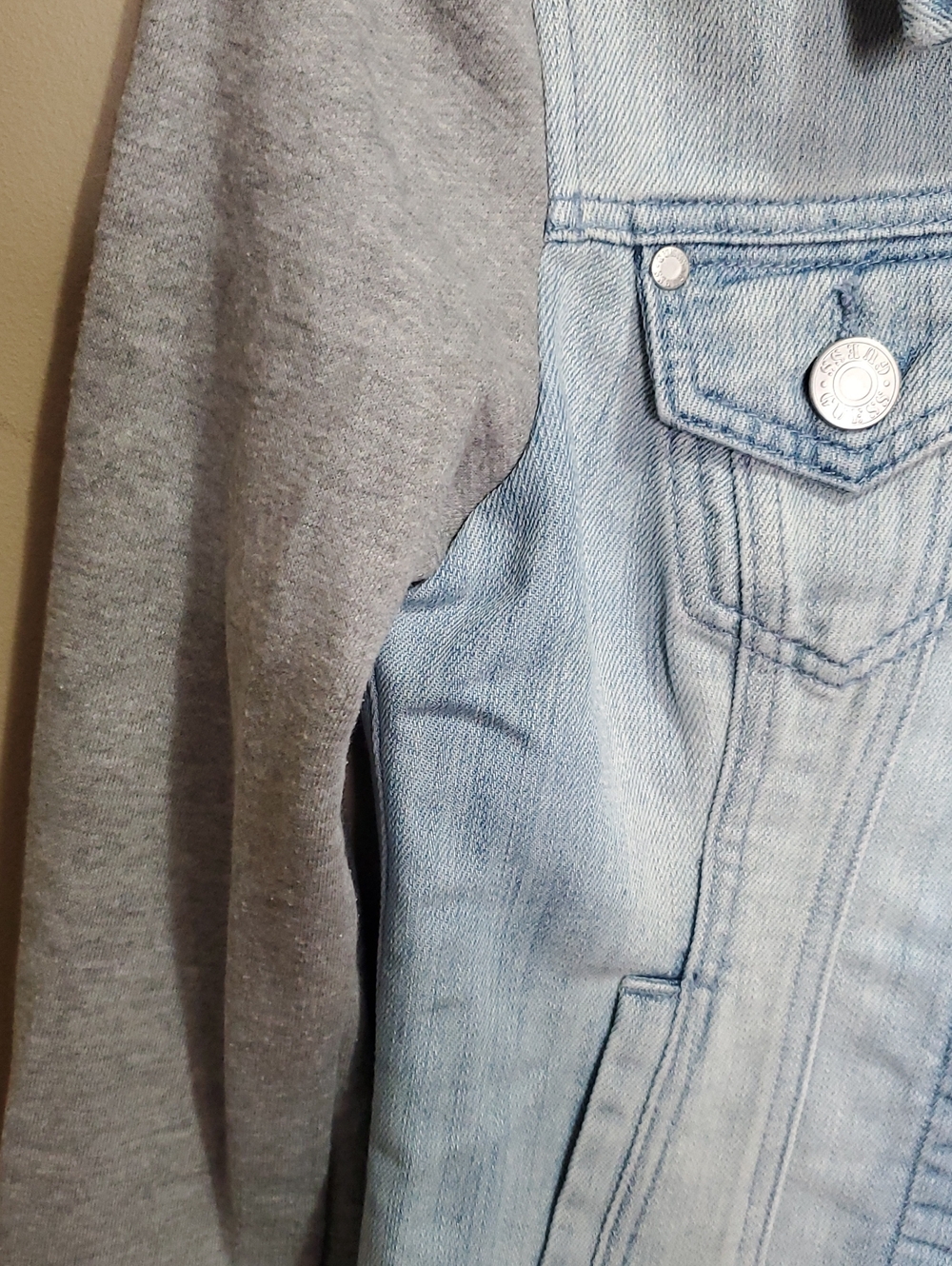 Guess Light Blue Denim Jacket with Gray Fleece Sleeves Size Xs - Picture 4 of 6